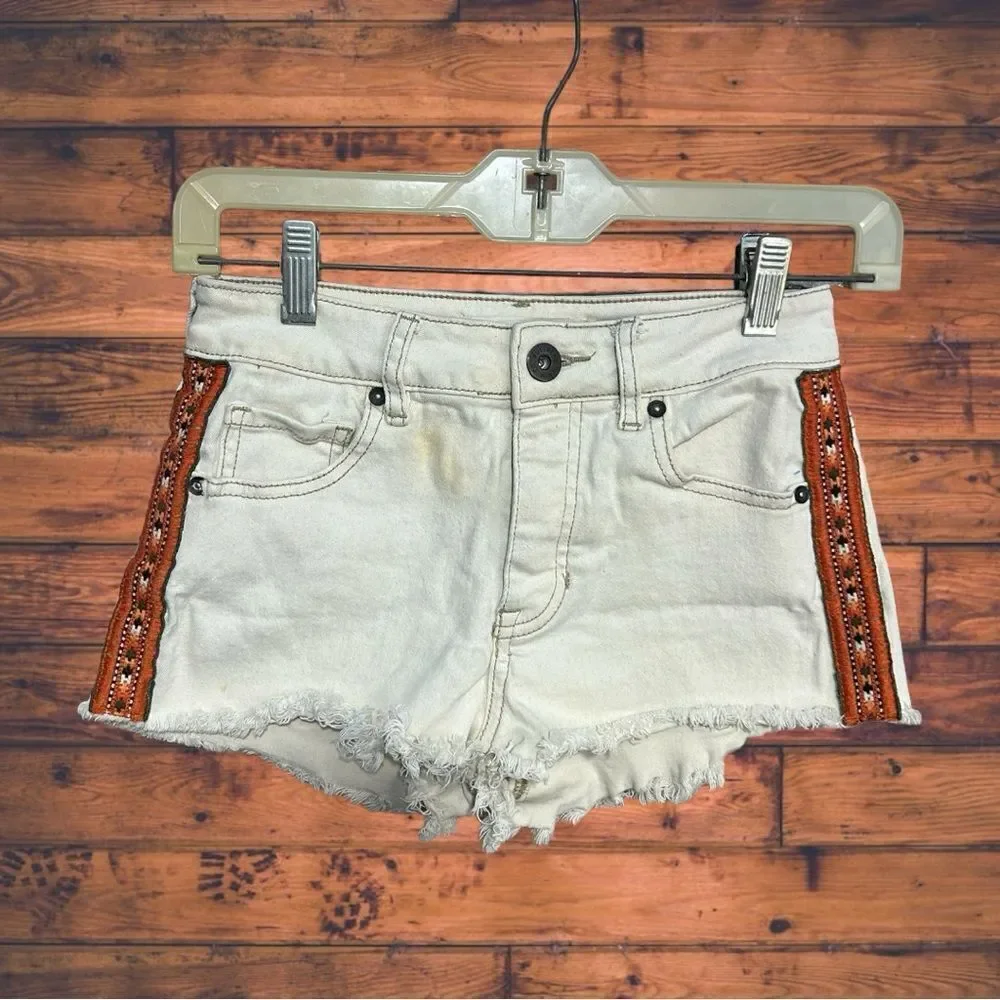 5 for $25🔥Bullhead Denim Co. Embroidered White Cut‎ Off High Rise Shorts Size 1
